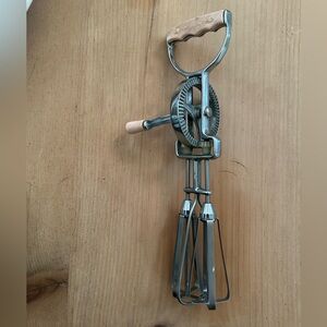 Vintage Maynard Egg beater great condition!